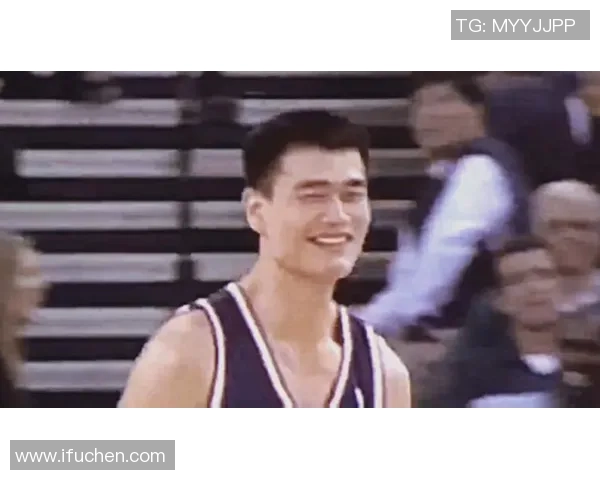 姚明在篮球场上的幽默瞬间揭示了他可爱的一面和傻乎乎的个性